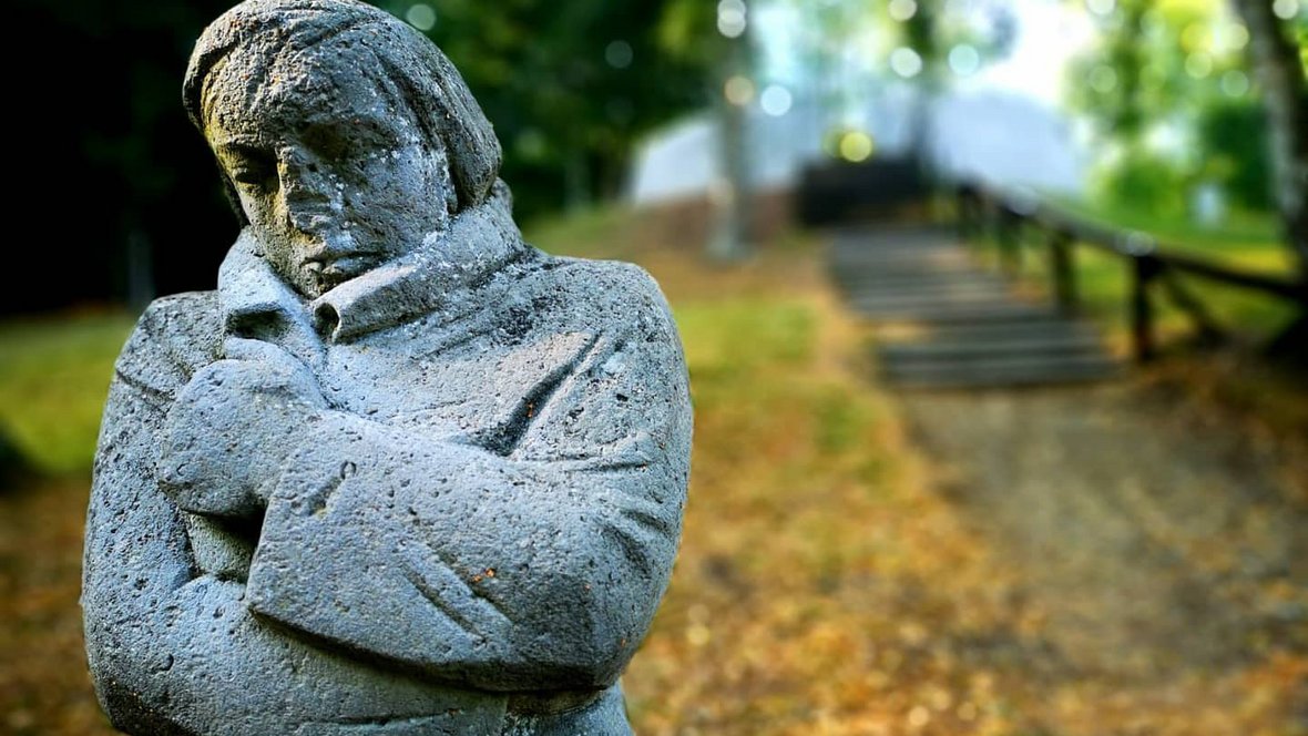 Statue Die Frierende