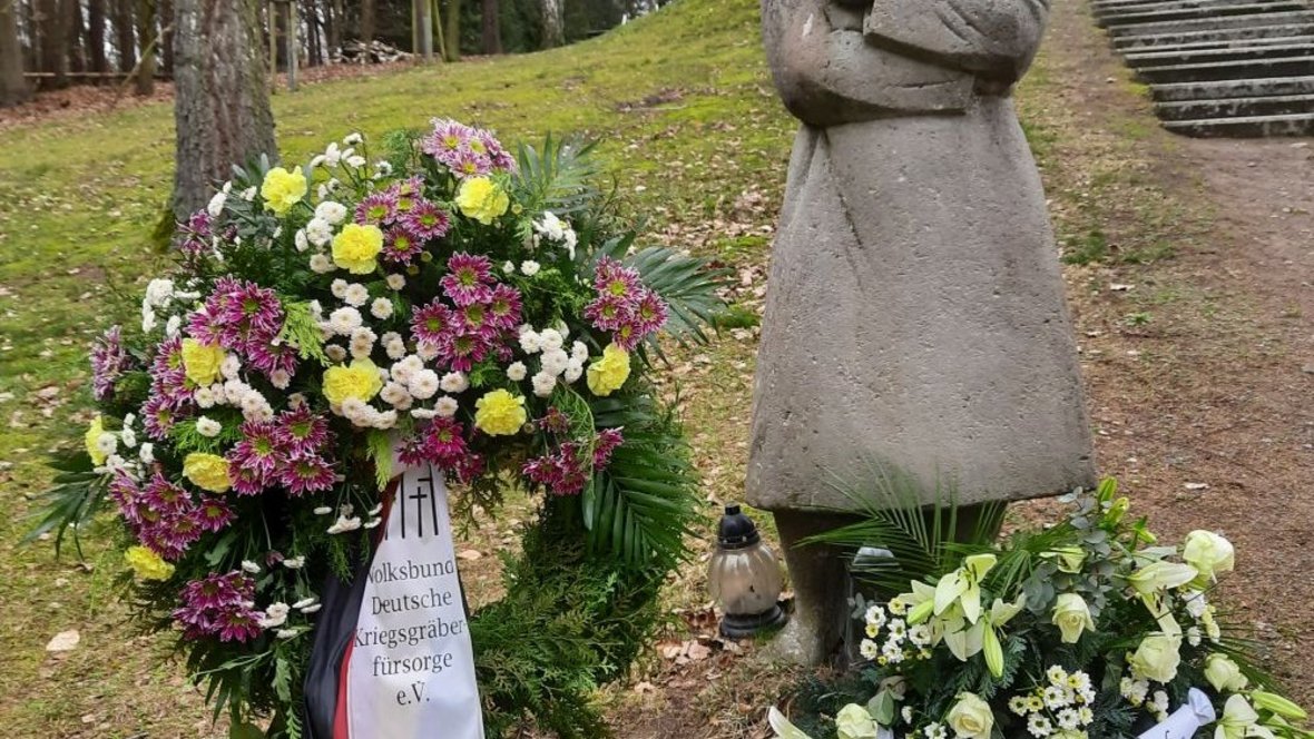 Stille Kranzniederlegung "Die Trauernde" auf der Kriegsgräbersättte Golm 2020