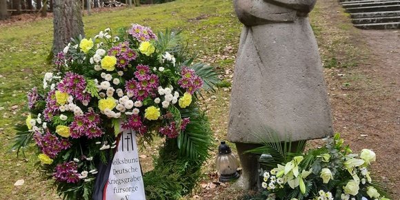 Stille Kranzniederlegung "Die Trauernde" auf der Kriegsgräbersättte Golm 2020